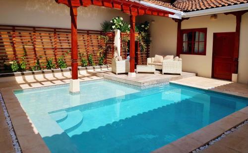 莱昂Hotel la Perla Leon的后院的游泳池