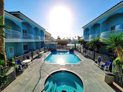 南帕诸岛卡萨贝拉酒店及套房的游泳池位于酒店的庭院