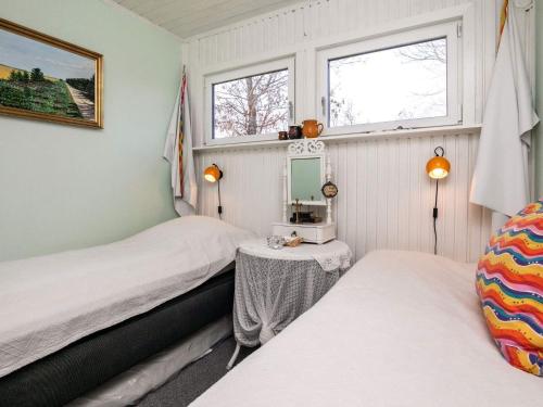 蒂霍尔姆Holiday Home Fyrrevej的一间小卧室,配有两张床和镜子