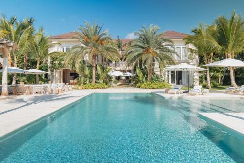 蓬塔卡纳Unique lake-front 10-bedroom mansion in most luxurious resort of the caribbean的相册照片