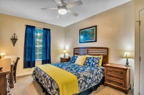 奥兰多Magical Adventure Condo w Waterpark near Disney No Resort Fees的一间卧室配有一张床和吊扇