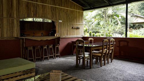 ArchidonaPlaya Selva Lodge的配有桌椅和厨房的房间