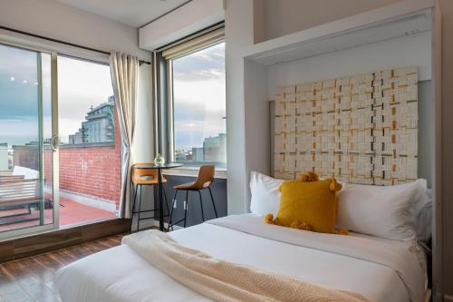 长岛市The Modernist Hotel的一间卧室设有一张床和一个大窗户
