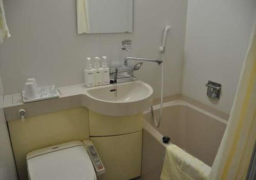 KadomaKadoma Public Hotel/ Vacation STAY 33571的浴室配有盥洗盆、卫生间和浴缸。