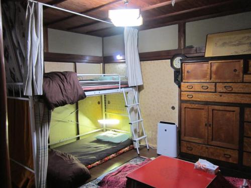 Guesthouse Kotohira客房内的一张或多张床位