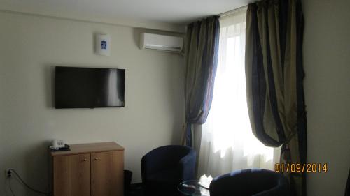 巴克乌比斯特里察酒店的客房设有带电视和窗帘的窗户。