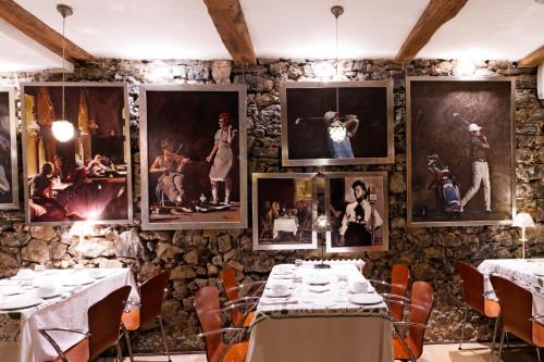 科伦加玛德尔苏夫酒店的墙上设有桌子和图片的房间