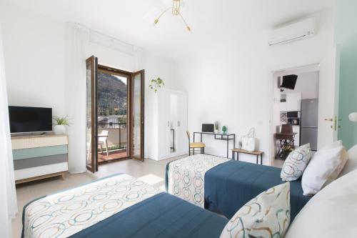 圣安吉洛Estate4home - Casa Luigino的酒店客房设有两张床和电视。
