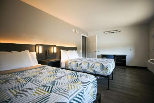 萨克拉门托萨克拉门托中央6号汽车旅馆的一间酒店客房,房间内设有两张床