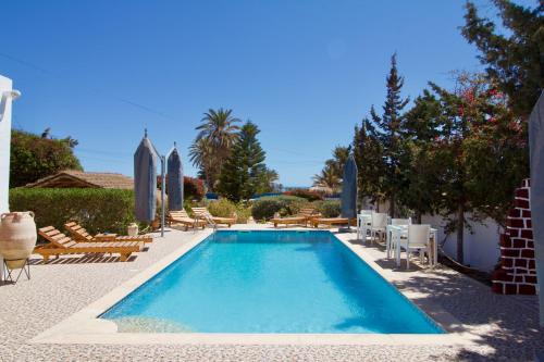 Al ḨaddādahVilla Calma - Vue Mer的一个带躺椅和遮阳伞的游泳池