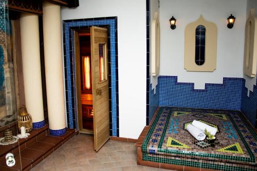 索普隆玫瑰园酒店&餐厅的浴室铺有瓷砖地板,设有淋浴间。