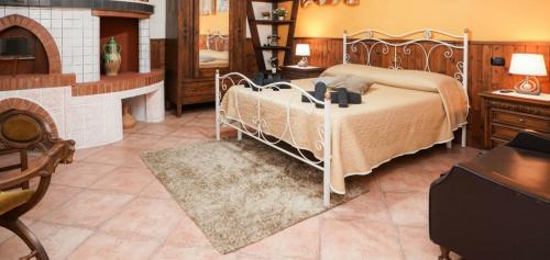 梅伦杜尼奥Guesthouse da Filiberto的一间卧室配有一张床和一个壁炉