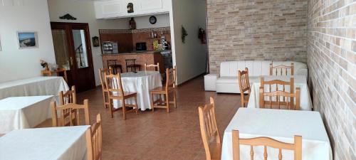 格罗韦Hotel Grove的一间设有白色桌椅的用餐室