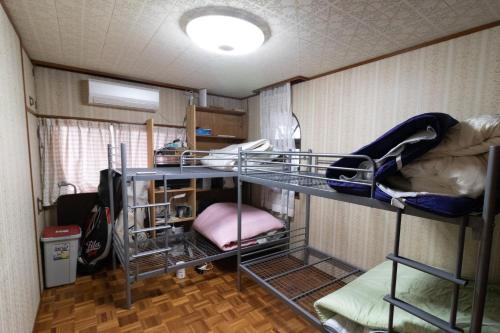 Nhà Nghỉ Hiroshima客房内的一张或多张双层床