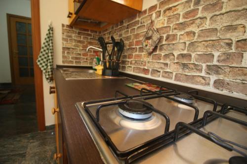 雷焦卡拉布里亚Casa di Luce LightHouse的厨房配有炉灶和砖墙