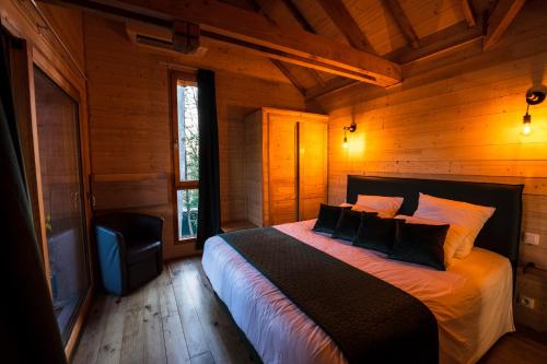 Charmante Cabane dans les arbres avec jacuzzi et sauna客房内的一张或多张床位