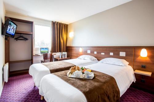 雷恩雷恩卡斯特布里特酒店的一张位于酒店客房内的两张床,配有一个食品托盘