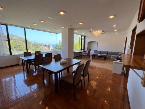 热海熱海温泉　実の別荘的用餐室配有桌椅和沙发
