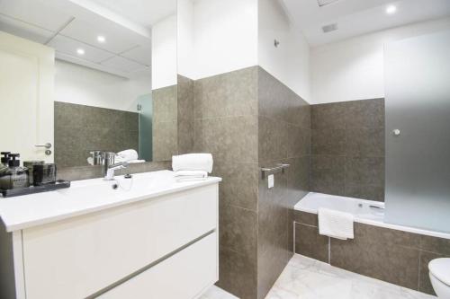 莫莱拉Marjeleta Apartamento的浴室配有盥洗盆、卫生间和浴缸。
