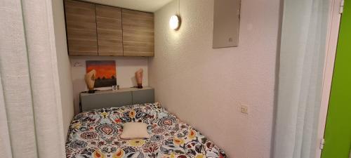 勒格罗-迪鲁瓦Studio Cabine - Port Camargue - Bord de Mer的一间小卧室,卧室内配有一张床铺