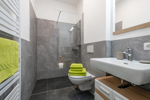 蓬高地区埃本My Dahoam的浴室设有水槽和带绿色毛巾的卫生间。