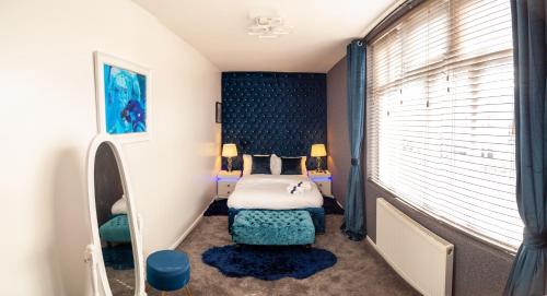 伯明翰Cosy Luxury Suite Jewellery Quarter - Birmingham的卧室配有床、椅子和窗户。