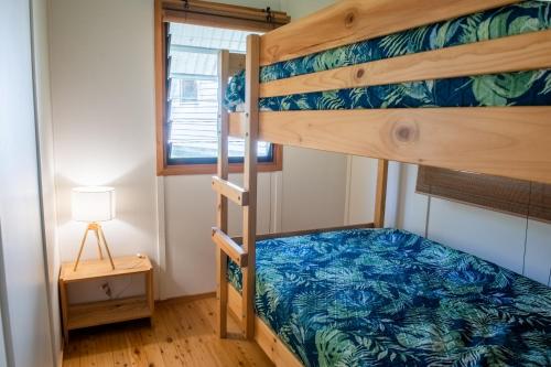 PomonaNoosa Rural Retreat的一间卧室配有双层床和窗户。