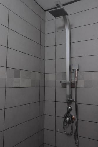 迈季代勒舍姆斯Oriental Nature的浴室内配有淋浴和头顶淋浴