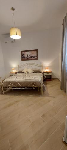 圣塔马里亚迪卡斯特Casa Francesca e Rooms的一间卧室配有床和两张桌子