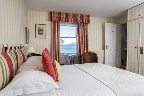 希尔代格Tigh an Eilean Hotel的一间卧室设有一张床,享有海景