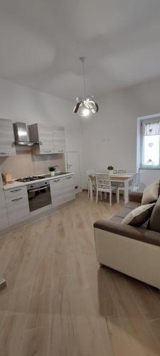 圣塔马里亚迪卡斯特Casa Francesca e Rooms的带沙发的白色客厅和厨房