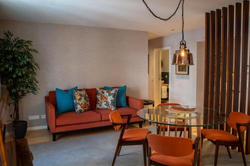 波尔图Casas do Porto - Ribeira Apartments的带沙发和玻璃桌的客厅
