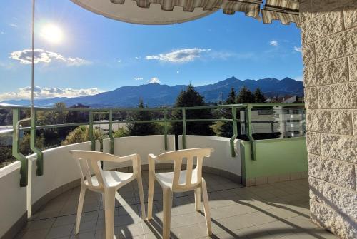 比耶拉Appartamento con vista montagne的山景阳台,配有两把椅子