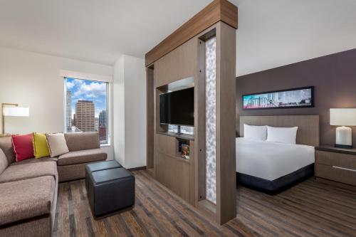 丹佛丹佛/市中心凯悦酒店的酒店客房,配有床和沙发