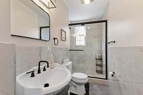 纽黑文Casa Soleada in East Rock near DT and Yale SOM with FREE Parking and King Bed的白色的浴室设有水槽和卫生间。