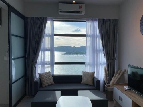 哥打京那巴鲁Alawa @ Jesselton Quay Kota Kinabalu的带沙发和大窗户的客厅