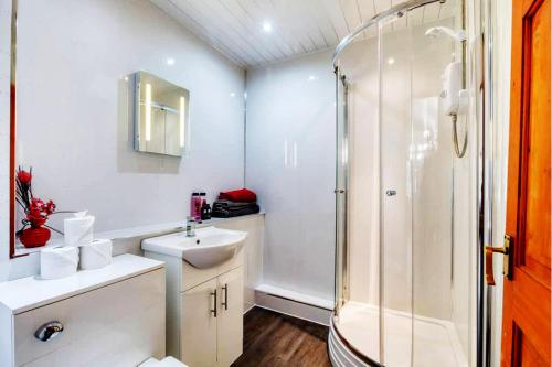 BonnybridgeDoocot At Bonnyside House的带淋浴和盥洗盆的白色浴室
