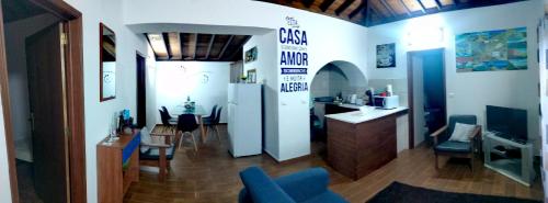 Santo EspíritoCasa dos Valentes的一间带蓝色沙发的客厅和一间厨房