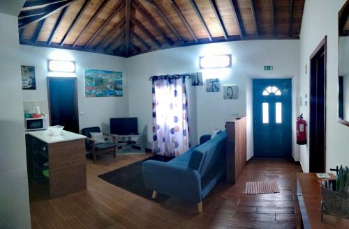 Santo EspíritoCasa dos Valentes的客厅配有蓝色的沙发和桌子