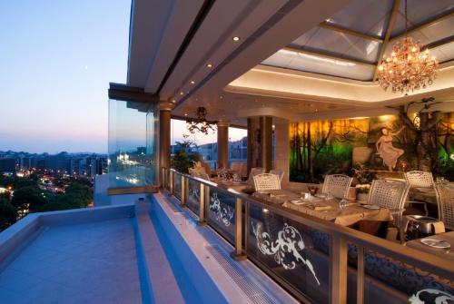 雅典雅典卡里胡独家酒店的大楼阳台上的餐厅