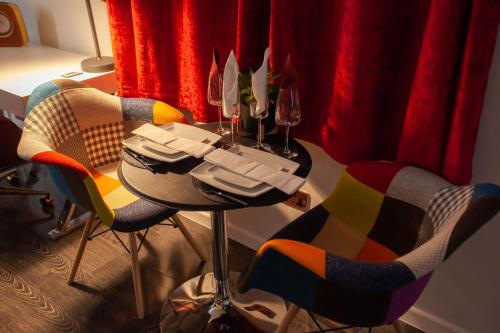 伯明翰Opulent 1 Bedroom Cosy Suite的一张桌子、两把椅子和两杯酒杯