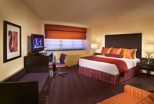 华盛顿华盛顿广场酒店的酒店客房设有一张大床和一台电视。