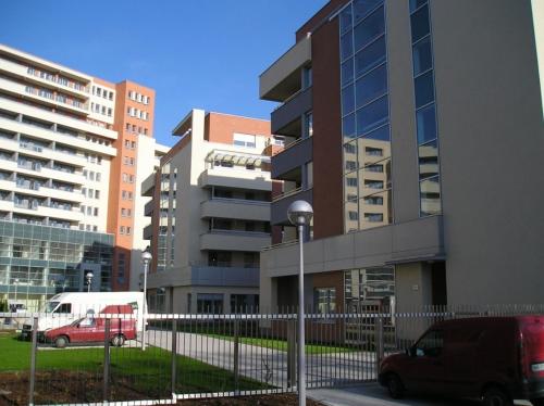 波兹南普瑞兹莱库公寓的停在大楼旁停车场的货车