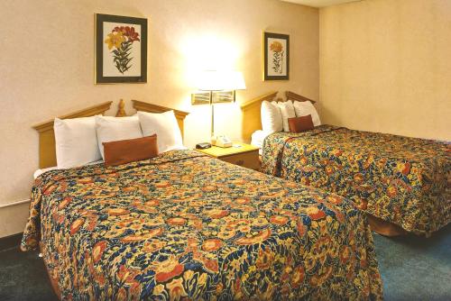 罗斯维尔罗斯维尔基酒店的一间酒店客房,房间内设有两张床