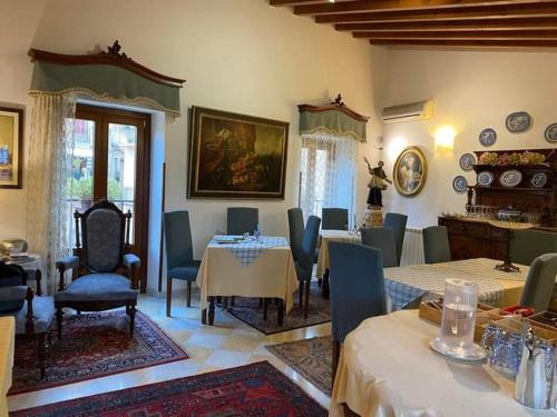 阿格里真托terrazze di montelusa的一间客厅,客厅内配有桌椅