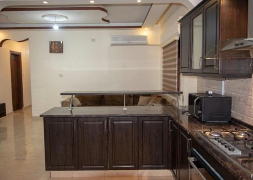 شقة مفروشة فرش فاخر ٣ غرف نوم في طبربور عمان的厨房或小厨房