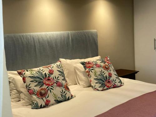 乔治Oubaai Golf Estate的床上有2个枕头