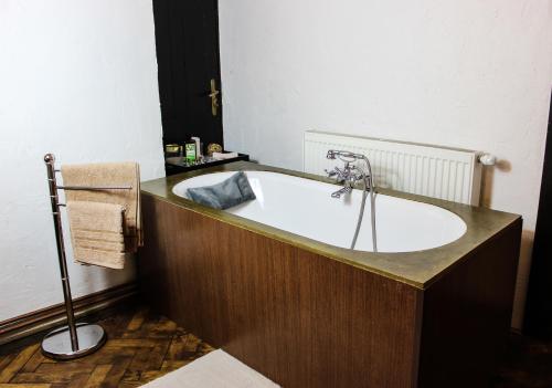 科希策Roth´s Apartment的带浴缸的浴室和水槽