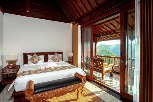 德格拉朗Campuhan Sebatu Resort的一间卧室设有一张床和一个阳台
