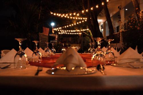 奥斯洛布Island Front - Bangcogon Resort and Restaurant的桌子上放有眼镜和餐巾及灯